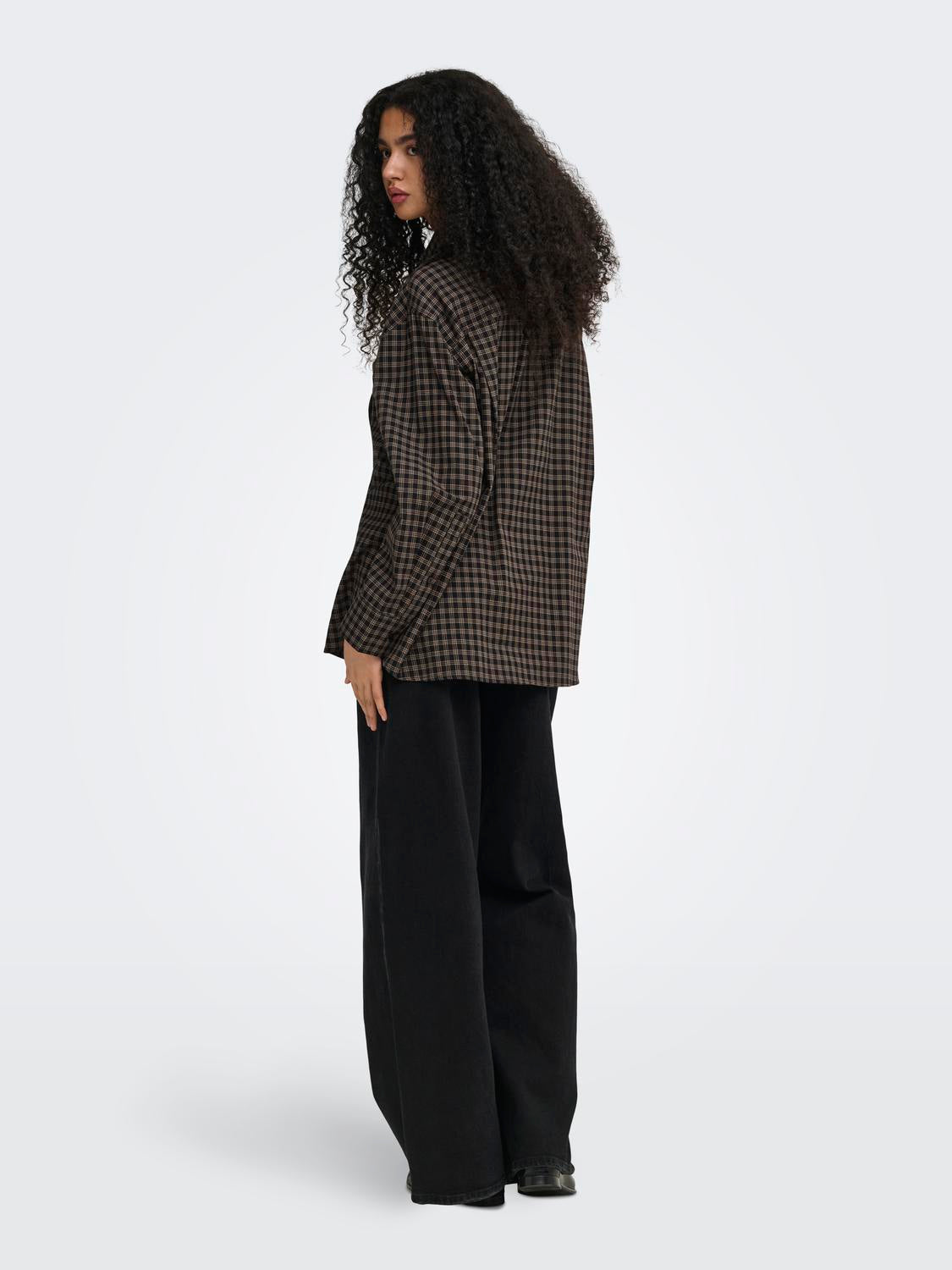 model_shot-back